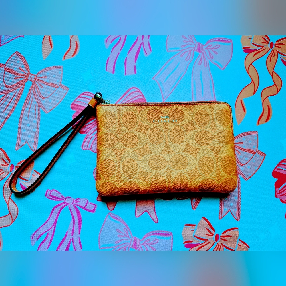 Coach Wristlet In Signature Bright Mandarin